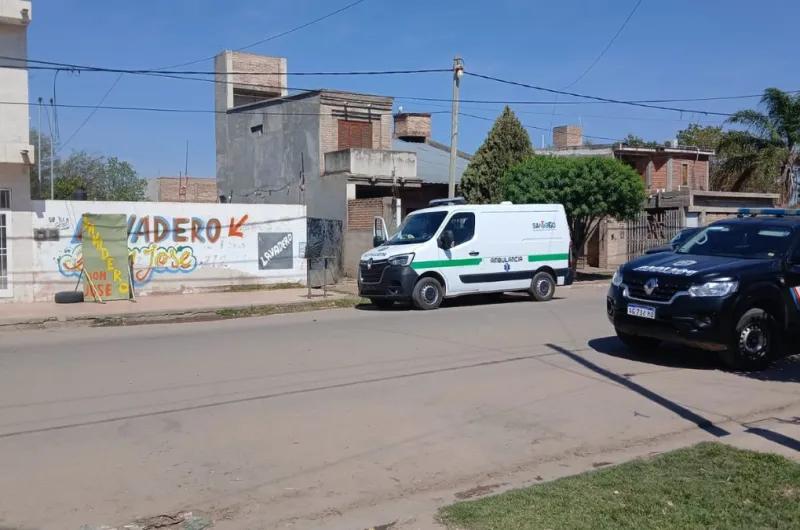 VIDEO|Tensa situación en Frías: un hombre mantiene secuestrada a su pareja y a sus hijos en el barrio Yapeyú