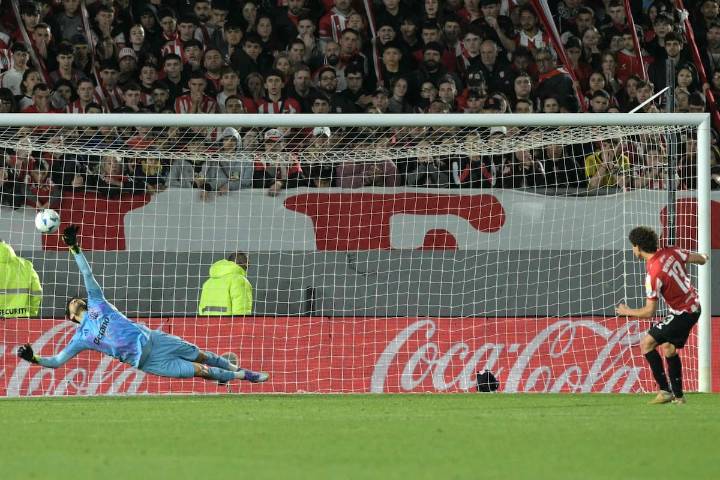 El Pincha, fuera de la Copa. Estudiantes cumplió en el partido, pero los penales exaltaron Agustín Rossi y festejó Flamengo