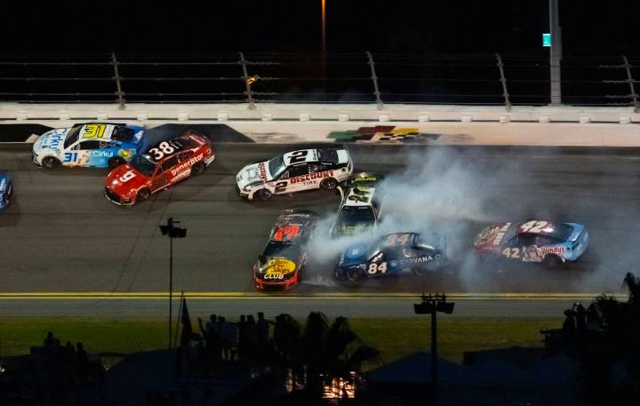 Broadcaster Left Screaming “Throw the Caution” as Driver Goes Unattended After Horrifying Crash Broadcasters erupted at Jacksonville Speedway after driver’s flip went unattended for laps, sparking out