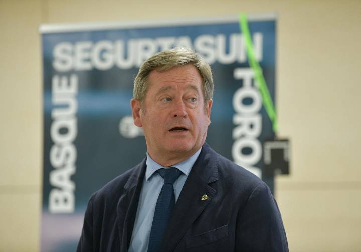 Zupiria reconoce que «le molesta profundamente compartir el espacio público» con los carteles a favor de ETA