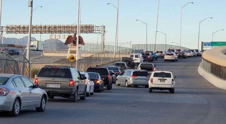 Continúan los largos tiempos de espera para cruzar a El Paso