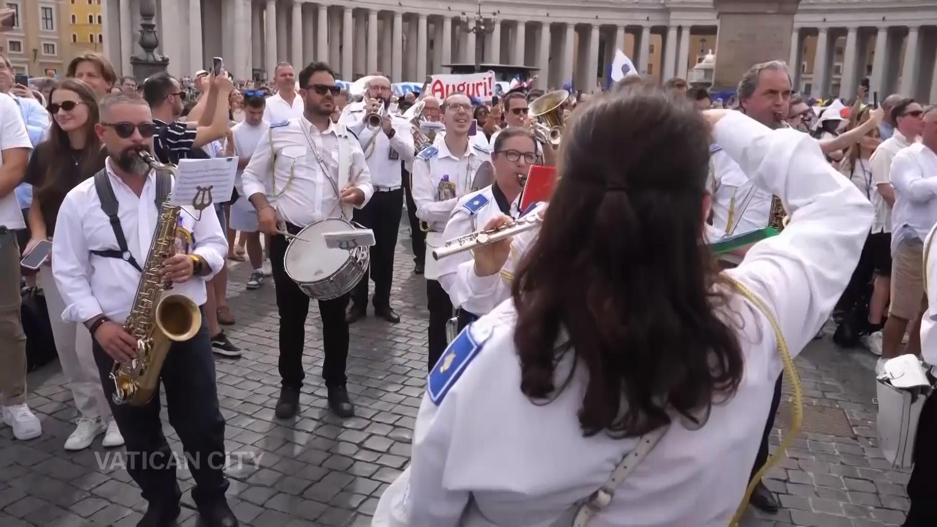 Catholic faithful gather to wish Pope Leo XIV happy 70th birthday