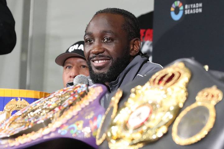 Terence Crawford sigue presumiendo de su victoria ante Canelo Álvarez y se burla del mexicano con una camiseta personalizada en el Nebraska vs. Michigan