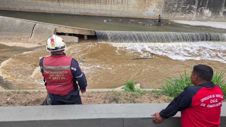 Autoridades reactivan búsqueda de joven motorizado que cayó en el río Guaire