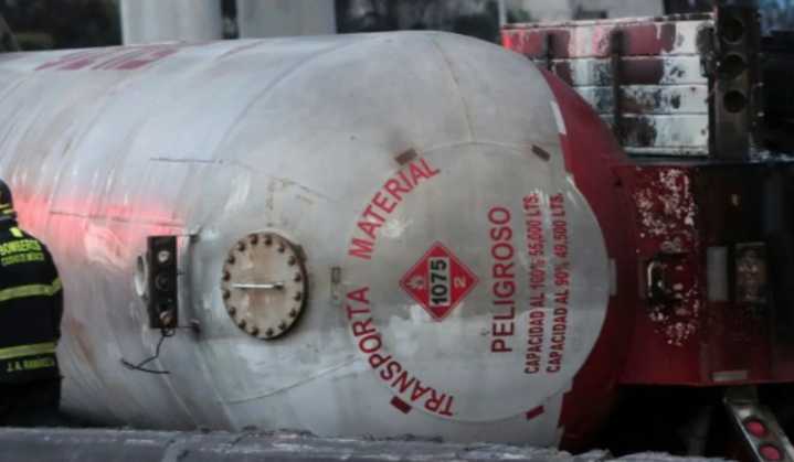 Sube a 27 la cifra de muertos por explosión de pipa de gas