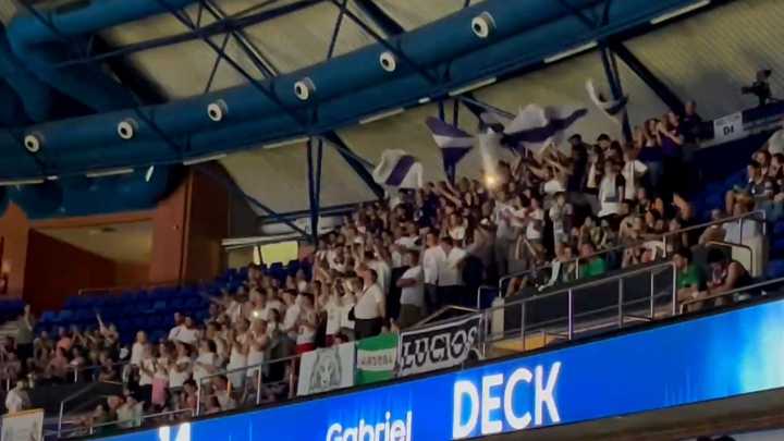 Pocos pero valientes: cien madridistas eclipsan los pitos de la afición de Unicaja… con ovación a Scariolo
