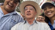 Álvaro Uribe se despachó contra Petro por "las 10 millones de toneladas de lechona" en Japón