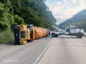 Gandola de agua y refresco volcó en el km 182 de la autopista Valencia