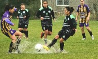 Fútbol femenino: Petroquímicos y Tiro Federal jugaron chapoteando en el barro