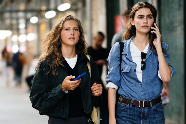Jueves de novedades en Zara: del vestido midi más elegante del otoño a la blusa boho infalible