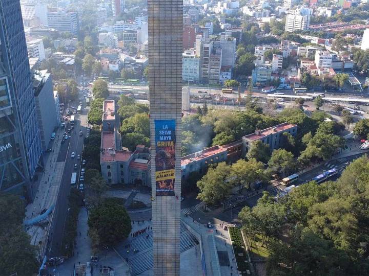 Activistas escalan la Estela de Luz CDMX: Exigen proteger a la Selva Maya