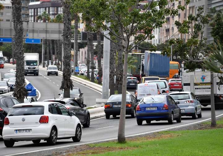Una colisión entre una moto y un camión provoca largas retenciones en la Avenida Marítima