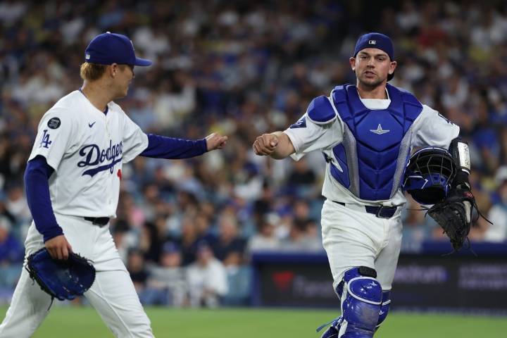 Deadspin | Yoshinobu Yamamoto dominant as Dodgers edge Giants