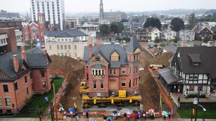 Hundreds watch Gannon's Olds-Norman House one