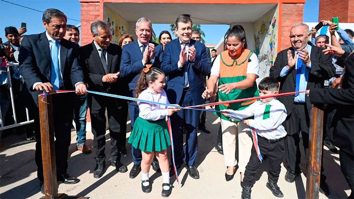 Zamora inauguró un jardín de infantes y entregó viviendas sociales en Pinto