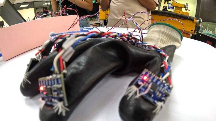 Estudiantes del IPN crean guante que puede convertir a voz el lenguaje de señas