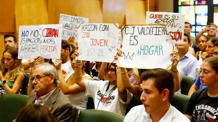 Máxima tensión en el pleno del Ayuntamiento de Zaragoza por el cierre de las Zonas Jóvenes