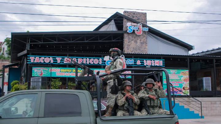 Restauranteros de Culiacán regalan comida a militares en medio del conflicto en Sinaloa