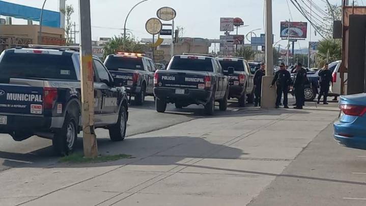 Atacan a balazos a mujer en su camioneta; logra escapar ilesa