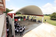 Beneficia Javier May con nuevas techumbres a dos centros educativos de Comalcalco