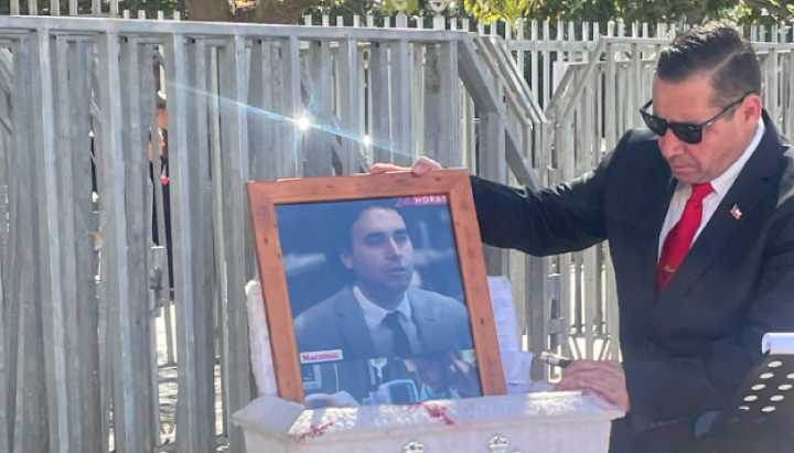 Puso su foto junto a un ataúd: diputado Mirosevic denuncia a ‘Pastor’ Soto ante PDI por amenazas