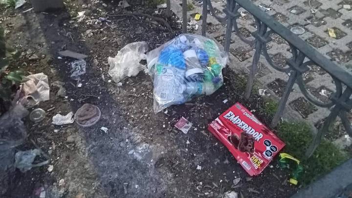 Vecinos denuncian basura en jardineras y bancas rotas en Paseo Colón