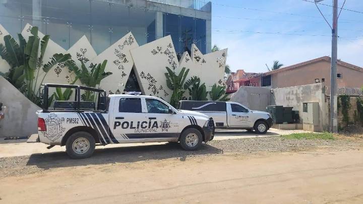 Obrero pierde la vida al caer de andamio en establecimiento de playa en Mazatlán