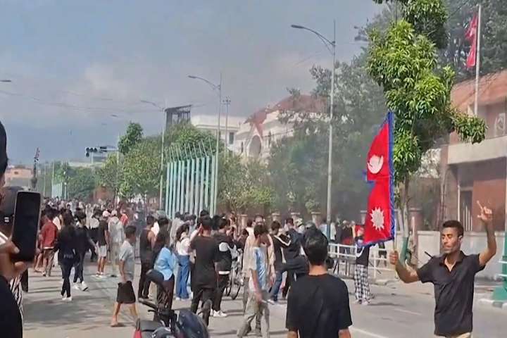 Manifestantes incendian el Parlamento de Nepal y la casa del primer ministro, que renuncia