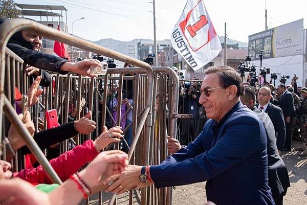 MARTÍN VIZCARRA SALE EN LIBERTAD EN CUMPLIMIENTO DE MANDATO JUDICIAL