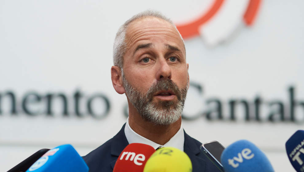 Silva no va a dimitir y cree que lo importante es el "milagro" de que el curso escolar salga adelante, "no que se pida la dimisión de un cargo público"