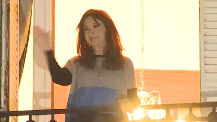 Cristina Kirchner reapareció en su balcón y recibió el apoyo de la militancia por el intento de magnicidio