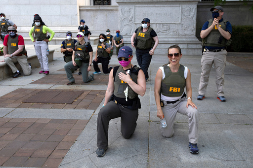 Fuentes AP: FBI despide a agentes que se arrodillaron durante protesta por justicia racial en 2020