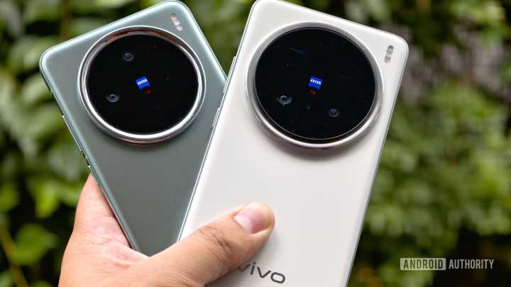 This small Android flagship could put the iPhone 17’s dual cameras to shame