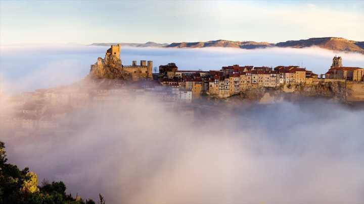 La ciudad más pequeña de España está en Burgos y tiene uno de los mejores castillos 'roqueros': menos de 300 habitantes