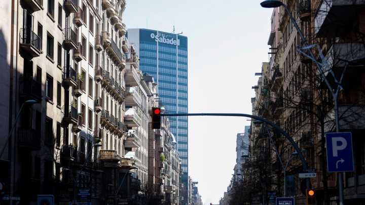 Comienza el plazo para que los accionistas del Sabadell respondan a la opa del BBVA