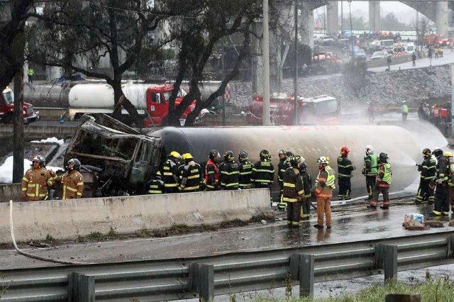 Suben a cuatro los muertos y a 90 los heridos por explosión de camión de gas en México