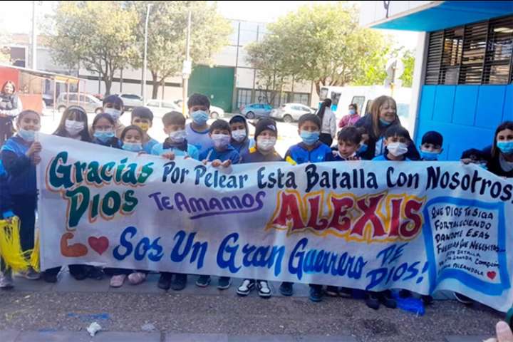 Terminó tratamiento de quimio y sus compañeros de colegio tuvieron un gran gesto
