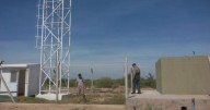 Iba a caballo, se le cayó un poste de luz y lo electrocutó