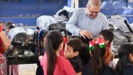 Avanza la entrega de uniformes escolares gratuitos en Parral; van 50 instituciones beneficiadas