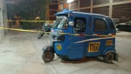 Mototaxista se debate entre la vida y la muerte tras ser baleado afuera de un restaurante en Comas
