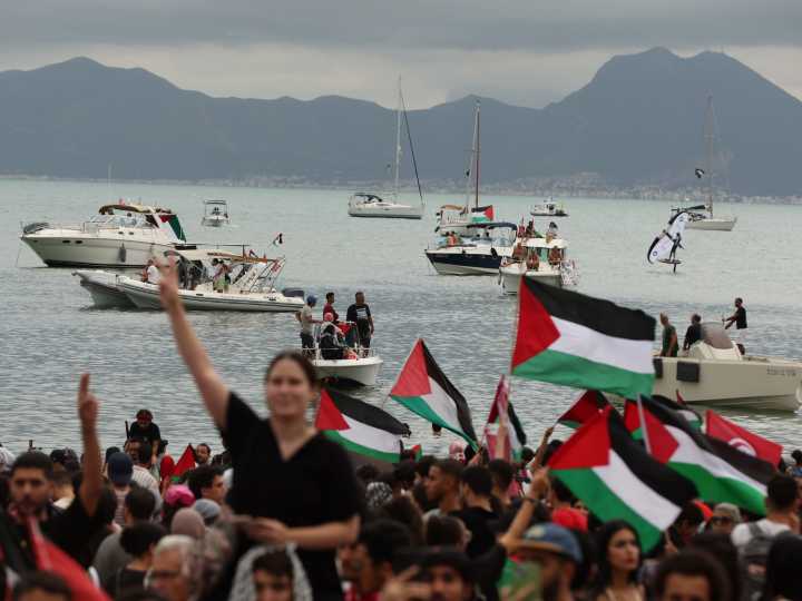 Flotilla humanitaria a Gaza, bajo ataque: Italia moviliza un buque de guerra para protegerla