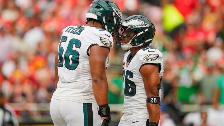 Eagles O-lineman leaves with injury vs. Buccaneers. Who replaced him?