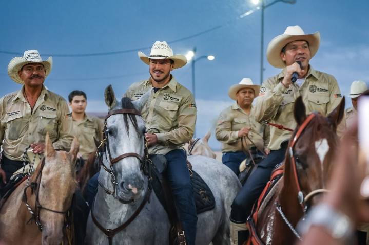 Participa Samuel en cabalgata para preservar tradiciones locales