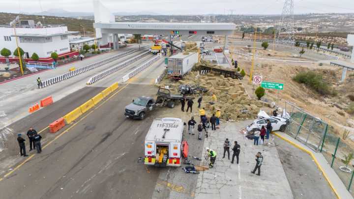 Tráiler se queda sin frenos y se impacta contra 5 carros en la caseta de El Hongo, hay 8 heridos