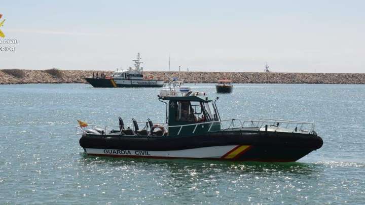 Muere un ocupante de una narcolancha al chocar con una patrullera de la Guardia Civil en Algeciras