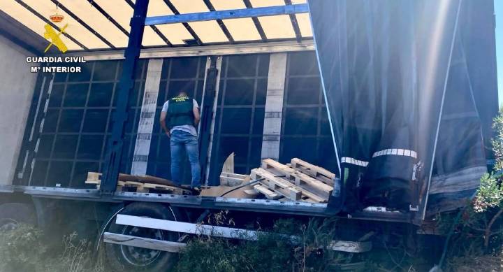 Un camión sufre un accidente y varias personas roban la carga en la carretera Cáceres