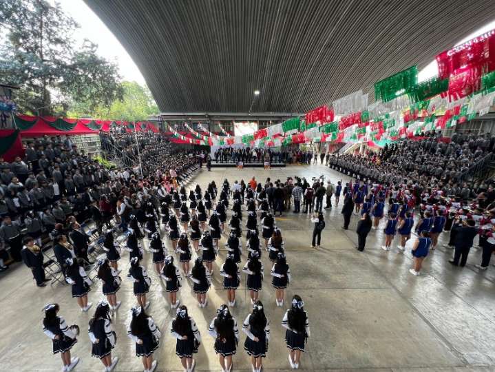Puebla inicia ciclo escolar con libros, uniformes y apoyo integral a estudiantes