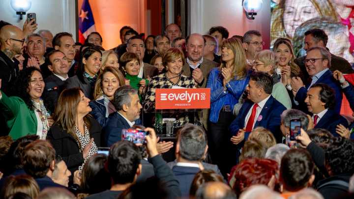 Evelyn Matthei presenta nueva etapa de campaña bajo el lema “Chile, un solo equipo”