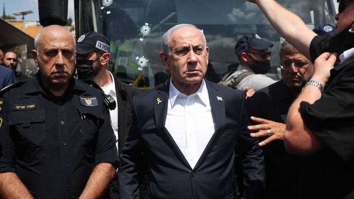VIDEO: Netanyahu visita la zona del atentado de Jerusalén y afirma “atraparemos a todos los asesinos”