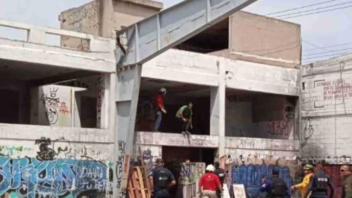 Reportan el Cuerpo de un Hombre en el Techo de una Bodega en SLP; Estaba con Vida
